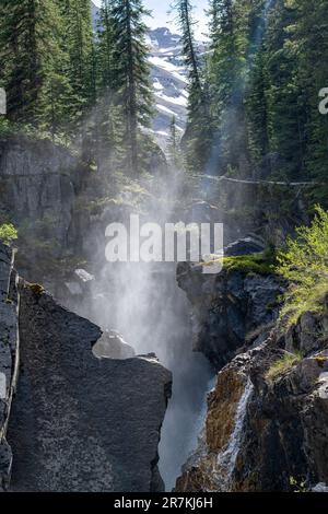 Vue sur la gorge étroite au fond de Big Bend Peak, le long de la Icefields Parkway, près de Big Bend, Alberta, Canada, avec un jet de brume ou d'eau Banque D'Images