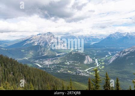 Vue de haut niveau et d'angle depuis le sommet du mont Sulphur vers Banff, Alberta, Canada avec la rivière Bow et les chaînes de montagnes environnantes Banque D'Images