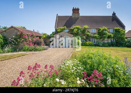 Maison de campagne et jardin anglais Banque D'Images