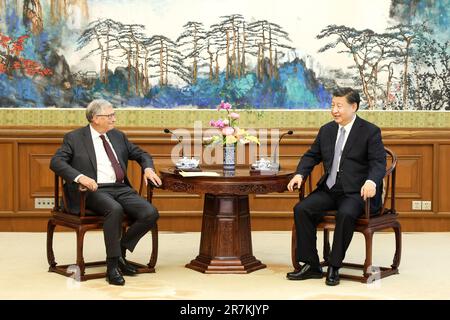 Le co-fondateur de Microsoft, Bill Gates, rencontre le président chinois Xi Jinping à Pékin vendredi, 16 juin 2023, lors de sa première visite en Chine depuis 2019. Gates, que le dirigeant chinois a appelé un « vieil ami », a promis $50 millions au Global Health Drug Discovery Institute, une organisation fondée conjointement par la Fondation Gates, l'Université Tsinghua et le gouvernement municipal de Beijing, pour développer des médicaments pour lutter contre des maladies comme le paludisme et la tuberculose. Photo via MFA China/UPI Credit: UPI/Alay Live News Banque D'Images