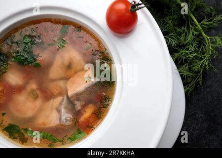 Oreille de poisson rouge avec tomates, ail et épices Banque D'Images