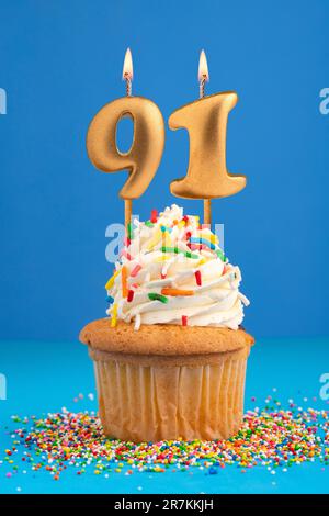 Bougie numéro 91 - gâteau anniversaire dans fond bleu Banque D'Images
