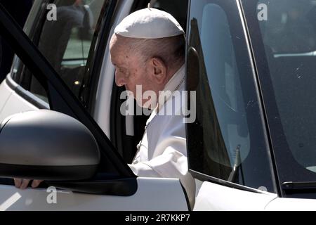 Rome. Italie, 16 juin 2023. Le Pape François arrive au Vatican après avoir été libéré de la Polyclinique Agostino Gemelli. Crédit: Maria Grazia Picciarella/Alay Live News Banque D'Images