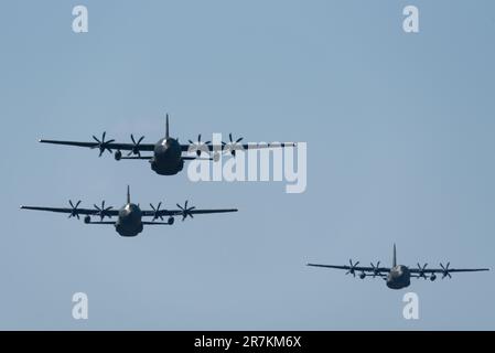 RAF Lockheed C-130 Hercules transport planes tournée d'adieu de 3 avions survolant la RAF Mildenhall, Suffolk, Royaume-Uni. Bientôt des avions retirés Banque D'Images