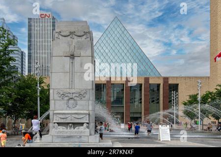 Edmonton, AB, Canada-juillet 2022; vue sur la place Sir Winston Churchill avec des enfants jouant à la fontaine de l'hôtel de ville d'Edmonton avec dans le front Banque D'Images