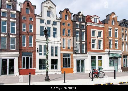 Edmonton, Alberta, Canada-juillet 2022; vue sur la façade des bâtiments de style européen avec les boutiques et les entreprises du centre commercial Manchester Square Banque D'Images