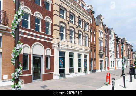 Edmonton, Alberta, Canada-juillet 2022; vue sur la façade des bâtiments de style européen avec les boutiques et les entreprises du centre commercial Manchester Square Banque D'Images