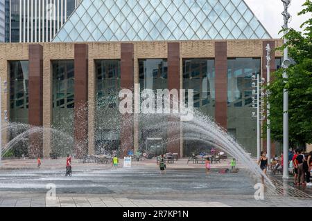 Edmonton, AB, Canada-juillet 2022; gros plan des buses d'eau de la fontaine de l'hôtel de ville d'Edmonton sur la place Sir Winston Churchill avec des enfants jouant un Banque D'Images