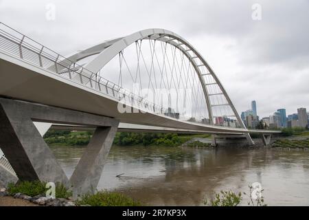 Edmonton, AB, Canada-juillet 2022; vue à angle bas depuis la promenade du pont Walterdale, de l'autre côté de la Saskatchewan Nord, avec la ville dans le backgrou Banque D'Images