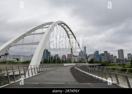 Edmonton, AB, Canada-juillet 2022; vue à angle bas le long du passage piéton et cycliste sur le pont Walterdale, en traversant le nord de la Saskatchewan avec t Banque D'Images