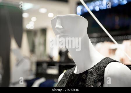 Mannequin blanc portant un chemisier d'été noir dans une boutique de mode. Mannequin féminin à demi-tête inhabituel qui fait la démonstration de vêtements d'été dans un magasin Banque D'Images