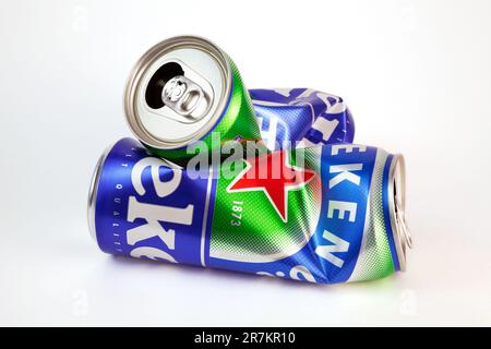 Ho Chi Minh ville, Vietnam - 16 juin 2023: 2 canettes de bière en aluminium écrasées avec le logo Heineken isolé sur blanc. Ouvert, boîte de crumed vide d'un famou Banque D'Images