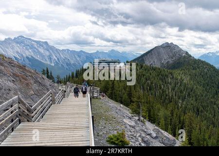 Banff, Alberta, Canada-août 2022; vue panoramique depuis le sommet du mont Sulphur et les promenades en direction du terminal supérieur de la télécabine de Banff avec remise Banque D'Images