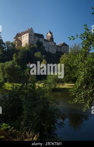 Vue sur le château de Loket avec la rivière Ohře, République tchèque Banque D'Images