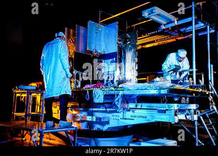 Construction d'engins spatiaux Mars Express - construction d'engins spatiaux Mars Express. Ingénieur travaillant sur les moteurs de l'engin spatial Mars Express pendant la construction de l'engin spatial dans la salle blanche de la société Alenia Spazio, Turin, Italie. Il s'agit d'une sonde sans pilote de l'Agence spatiale européenne (ESA) qui a été approuvée pour la construction en janvier 2000, lancée en juin 2003 et qui a atteint Mars en décembre 2003. Ses instruments sont utilisés pour cartographier Mars et analyser la composition de la surface de la planète. La mission initiale de Mars Express, qui était pour une année martienne (687 jours de la Terre), se poursuit toujours Banque D'Images