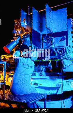 Construction d'engins spatiaux Mars Express - construction d'engins spatiaux Mars Express. Ingénieur travaillant sur les moteurs de l'engin spatial Mars Express pendant la construction de l'engin spatial dans la salle blanche de la société Alenia Spazio, Turin, Italie. Il s'agit d'une sonde sans pilote de l'Agence spatiale européenne (ESA) qui a été approuvée pour la construction en janvier 2000, lancée en juin 2003 et qui a atteint Mars en décembre 2003. Ses instruments sont utilisés pour cartographier Mars et analyser la composition de la surface de la planète. La mission initiale de Mars Express, qui était pour une année martienne (687 jours de la Terre), se poursuit toujours Banque D'Images