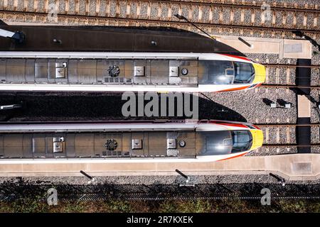 DONCASTER, ROYAUME-UNI - 13 MAI 2023. Vue aérienne directement au-dessus des trains de voyageurs à grande vitesse Hitachi Azuma LNER dans une cour d'entretien avec électrique aérienne W Banque D'Images