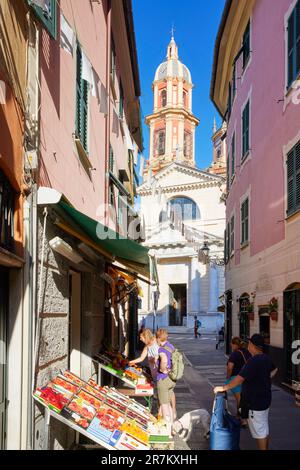 Fruits en vente à la boutique des épiciers dans la rue étroite colorée, Rapallo, Ligurie, Italie Banque D'Images