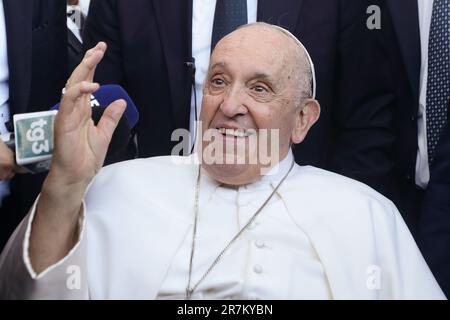 Rome, Italie. 16th juin 2023. LE PAPE FRANÇOIS a été libéré de l'hôpital Gemelli de Rome où les 86 ans se remettaient de la chirurgie abdominale. (Credit image: © Evandro Inetti/ZUMA Press Wire) USAGE ÉDITORIAL SEULEMENT! Non destiné À un usage commercial ! Crédit : ZUMA Press, Inc./Alay Live News Banque D'Images