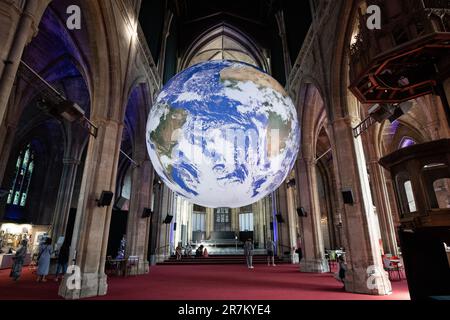 Londres, Royaume-Uni. 16 juin 2023. Journée d'ouverture de l'installation de Luke Jerram 'Gaia' suspendue au plafond du Landmark Arts Centre, une ancienne église étonnante. La pièce rotative Gaia de sept mètres de diamètre présente des images haute résolution de la surface de la terre de la NASA et est accompagnée du son du compositeur primé BAFTA, Dan Jones. Crédit : Ron Fassbender/Alamy Live News Banque D'Images