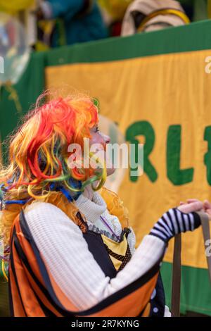 Un costume amusant et vibrant pour une personne célébrant le défilé du lundi de la Rose au carnaval de Fasching dans la ville Banque D'Images