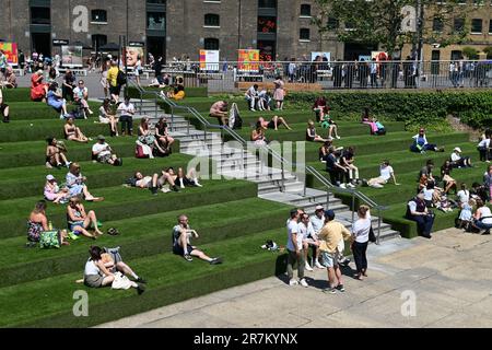 Londres, Royaume-Uni, 16 juin 2023, gens bronzer, au bord de la rivière, Dépôt de charbon, King Cross, See Li, Picture Capital Credit: Voir Li/Picture Capital/Alamy Live News Banque D'Images