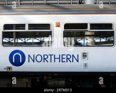 Train du nord à la gare Piccadilly, Manchester Banque D'Images