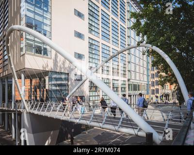 Les navetteurs et les employés de la ville sur le pont papillon de la gare Piccadilly de Manchester Banque D'Images