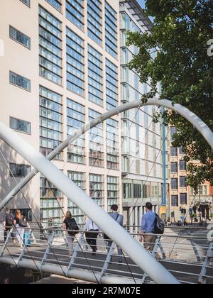 Les navetteurs et les employés de la ville sur le pont papillon de la gare Piccadilly de Manchester Banque D'Images