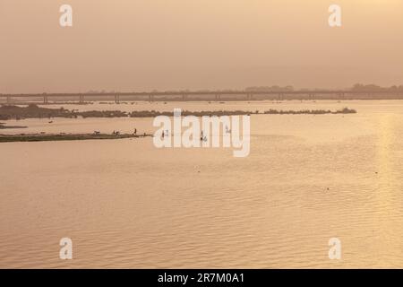 Coucher de soleil sur le fleuve Niger à Bamako, Mali. Pirogues de pêche. Banque D'Images