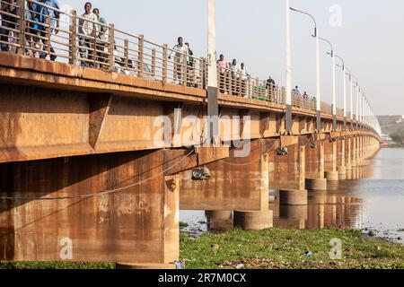 Le Pont des Martyrs, enjambant le fleuve Niger, à Bamako. Banque D'Images