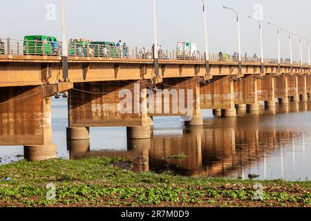 Le Pont des Martyrs, enjambant le fleuve Niger, à Bamako. Banque D'Images