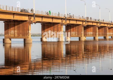 Le Pont des Martyrs, enjambant le fleuve Niger, à Bamako. Banque D'Images