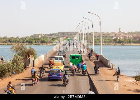 Trafic intense sur le pont des Martyrs, enjambant le fleuve Niger à Bamako, Mali. Banque D'Images