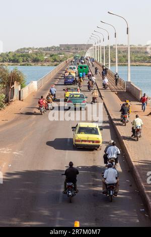 Trafic intense sur le pont des Martyrs, enjambant le fleuve Niger à Bamako, Mali. Banque D'Images