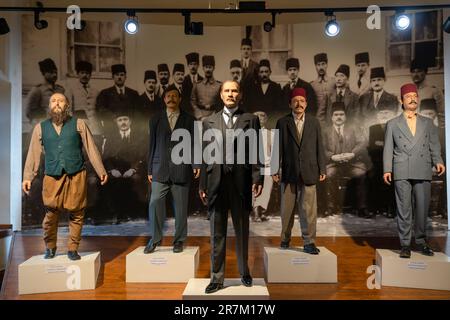 Sivas, Turquie - 7 mai 2023 : statues en cire symbolisant la délégation du congrès de Sivas Banque D'Images