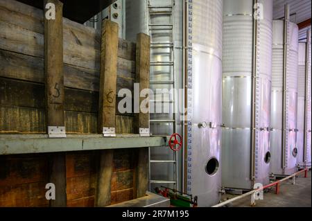 Presse pour la fabrication de cidre naturel traditionnel Asturien fait à partir de pommes fermentées en fûts de bois pendant plusieurs mois devrait être versé à partir de Great hei Banque D'Images