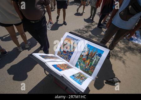 Un stand improvisé vendant des souvenirs avec des reproductions du temple de la Sagrada Familia est vu aux entrées du temple. Cette semaine, les autorités religieuses du temple de la Sagrada Familia ont demandé au Vatican la validation théologique du projet d'agrandissement de la façade Gloria. Afin de réaliser cette nouvelle phase des travaux, il serait nécessaire d'exproprier et de démolir plusieurs blocs de logement qui affecteraient quelque 1 000 voisins résidents afin de déployer les escaliers monumentaux pour le nouvel accès à la basilique. Banque D'Images