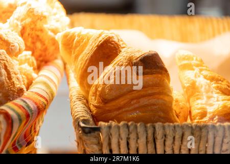 Croissants soufflés au beurre exposés dans la boulangerie artisanale de Paris, France Banque D'Images