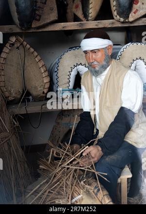 Sivas, Turquie - 7 mai 2023 : sculpture en cire qui produit des selles dans la boutique de valises Banque D'Images