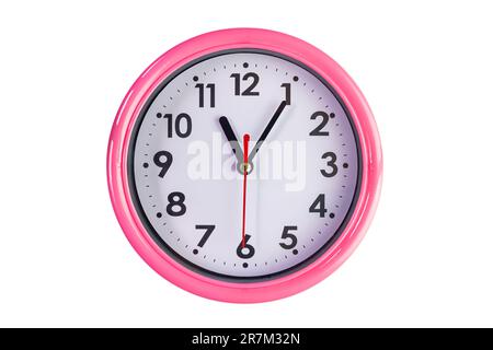 Vue de dessus de la belle horloge murale avec bord rose isolé sur fond blanc avec chemin d'écrêtage. Pose à plat. Format horizontal. Banque D'Images