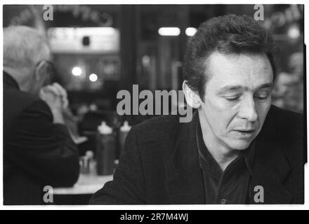 PAUL WHITEHOUSE, COMÉDIEN, JEUNE, LONDRES, 1996 : portrait d'interview du comédien et acteur Paul Whitehouse dans un petit café du nord de Londres, Angleterre, Royaume-Uni lors du tournage de Fast Show en novembre 1996. Ce fut une énorme année de percée pour cette légende de la comédie britannique moderne. Photo : Rob Watkins Banque D'Images