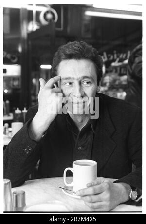 PAUL WHITEHOUSE, COMÉDIEN, JEUNE, LONDRES, 1996 : portrait d'interview du comédien et acteur Paul Whitehouse dans un petit café du nord de Londres, Angleterre, Royaume-Uni lors du tournage de Fast Show en novembre 1996. Ce fut une énorme année de percée pour cette légende de la comédie britannique moderne. Photo : Rob Watkins Banque D'Images