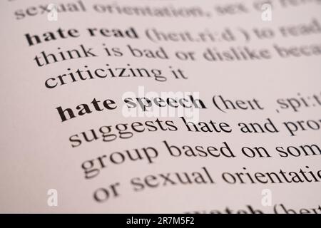 Une maquette d'une page de dictionnaire avec le mot Hate Speech avec focalisation sélective Banque D'Images