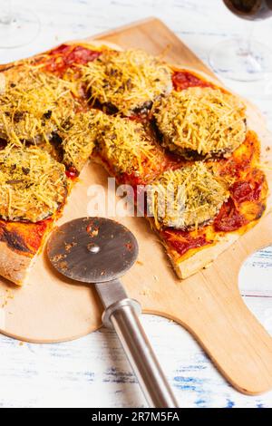 Pizza vegan panée à base d'aubergines maison. Banque D'Images