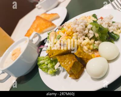 Salade de légumes mélangés pour servir, photo de stock Banque D'Images