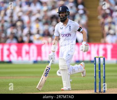 Moeen Ali d'Angleterre atteint pour le pli pendant le LV= l'assurance Ashes première série de tests jour 1 l'Angleterre contre l'Australie à Edgbaston, Birmingham, Royaume-Uni, 16th juin 2023 (photo par Craig Thomas/News Images) Banque D'Images