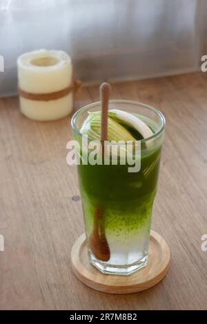 Verre à boisson congelé dans le restaurant, photo de stock Banque D'Images