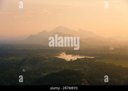 Paysage brumeux au beau coucher du soleil. Vue depuis le rocher de Sigiriya au Sri Lanka. Banque D'Images