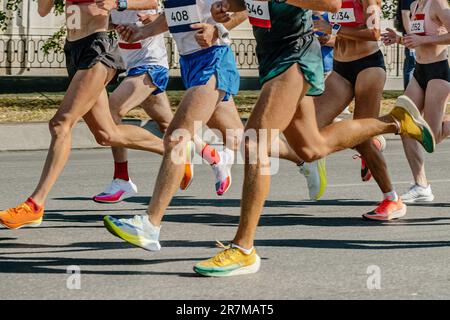 jambes coureurs athlètes femmes et hommes course à pied marathon urbain, groupe sportif jogging ensemble Banque D'Images